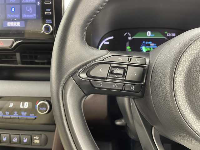 トヨタ ヤリスクロス ハイブリッド Z 大分県 2021(令3)年 4.1万km プラチナホワイトパールマイカ 純正9型ディスプレイオーディオ/（Apple Car Play/Android Auto/Bluetooth）/バックガイドモニター/パノラミックビューモニター/４WD/パワーバックドア/運転席パワーシート/電動パーキング/ブレーキホールド/車両接近通報装置/合皮シート/シートヒーター(D＋N席)/ビルトインETC/前方ドライブレコーダー/純正フロアマット/純正18インチアルミホイル/TOYOTA Safety Sense/・プリクラッシュセーフティ/・レーントレーシングアシスト/・レーダークルーズコントロール/・オートマチックハイビーム/・ロードサインアシスト/・ドライバー異常時対応システム/・プロアクティブドライビングアシスト/・発進遅れ告知機能/白革調シートカバー