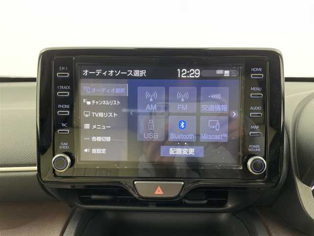 トヨタ ヤリスクロス ハイブリッド Z 大分県 2021(令3)年 4.1万km プラチナホワイトパールマイカ 純正9型ディスプレイオーディオ/（Apple Car Play/Android Auto/Bluetooth）/バックガイドモニター/パノラミックビューモニター/４WD/パワーバックドア/運転席パワーシート/電動パーキング/ブレーキホールド/車両接近通報装置/合皮シート/シートヒーター(D＋N席)/ビルトインETC/前方ドライブレコーダー/純正フロアマット/純正18インチアルミホイル/TOYOTA Safety Sense/・プリクラッシュセーフティ/・レーントレーシングアシスト/・レーダークルーズコントロール/・オートマチックハイビーム/・ロードサインアシスト/・ドライバー異常時対応システム/・プロアクティブドライビングアシスト/・発進遅れ告知機能/白革調シートカバー