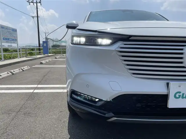 ホンダ ヴェゼル ハイブリッド e:HEV Z 佐賀県 2021(令3)年 4.5万km プラチナホワイトパール ワンオーナー/純正9インチSDナビゲーション/・フルセグTV/CD/DVD/SD/Bluetooth/バックカメラ/ETC/パワーテールゲート(予約クローズ機能付)/電子パーキングブレーキ/BRAKE HOLD機能/ハーフレザーシート/DN席シートヒーター/ISOFIX対応/パドルシフト/革巻きステアリング/ステアリングリモコン/純正18インチアルミホイール/純正LEDヘッドライト/オートマチックハイビーム/純正LEDフォグランプ/純正フロアマット/純正ドアバイザ―/フロントデアイサ―機能/新車保証書/取扱説明書/ホンダセンシング/・アダプティブクルーズコントロール/・路外逸脱抑制機能/・ブラインドスポットインフォメーション/・衝突軽減ブレーキ/・踏み間違い衝突軽減システム/・クリアランスソナー