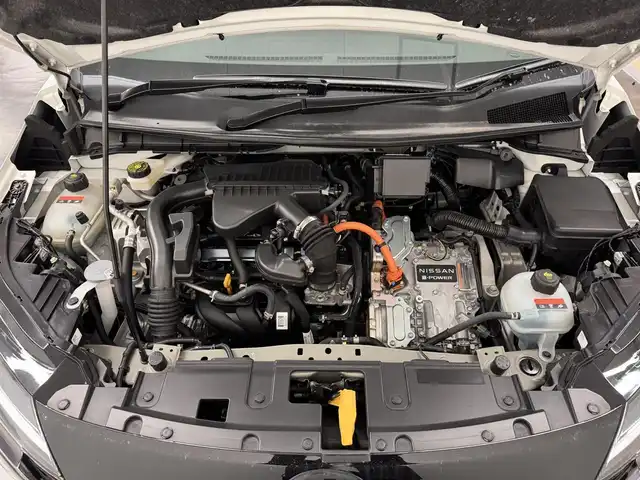 日産 オーラ G レザーエディション 三重県 2022(令4)年 6.1万km ピュアホワイトパール e-POWER/FF/フロアCVT/Nissan Connect対応 9インチナビ*/（AM/FM/TV/USB/iPod/Bluetooth/HDMI/CarPlay/AndroidAuto）/インテリジェント アラウンドビューモニター（移動物検知機能付）/BOSE パーソナルプラスサウンドシステム（8スピーカー）*/ETC2.0*/安全/・インテリジェント エマージェンシーブレーキ/・LDW（車線逸脱警報）、インテリジェント LI（車線逸脱防止支援）/・プロパイロット/・インテリジェント DA（ふらつき警報）/・速度標識表示、標識検知支援/・後側方車両検知警報システム（BSW）＋後側方衝突防止支援（BSI）＋後退時車両検知警報/・前後ソナー/・SOSコール/など/装備/・インテリジェント ルームミラー/・本革シート/・オートエアコン/・電動パーキングブレーキ＆ブレーキホールド/・ステアリングスイッチ/・オートライト/・アダプティブLEDヘッドライト/・プッシュスタート/・純正17inAW/・プッシュスタート/・スマートキーx2/など/*…メーカーOP