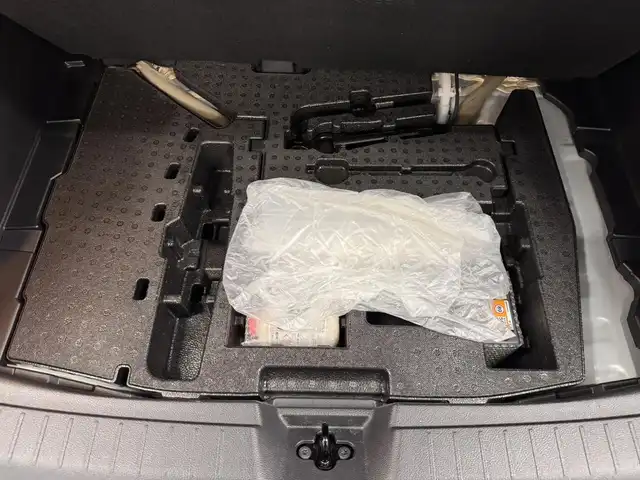 日産 オーラ G レザーエディション 三重県 2022(令4)年 6.1万km ピュアホワイトパール e-POWER/FF/フロアCVT/Nissan Connect対応 9インチナビ*/（AM/FM/TV/USB/iPod/Bluetooth/HDMI/CarPlay/AndroidAuto）/インテリジェント アラウンドビューモニター（移動物検知機能付）/BOSE パーソナルプラスサウンドシステム（8スピーカー）*/ETC2.0*/安全/・インテリジェント エマージェンシーブレーキ/・LDW（車線逸脱警報）、インテリジェント LI（車線逸脱防止支援）/・プロパイロット/・インテリジェント DA（ふらつき警報）/・速度標識表示、標識検知支援/・後側方車両検知警報システム（BSW）＋後側方衝突防止支援（BSI）＋後退時車両検知警報/・前後ソナー/・SOSコール/など/装備/・インテリジェント ルームミラー/・本革シート/・オートエアコン/・電動パーキングブレーキ＆ブレーキホールド/・ステアリングスイッチ/・オートライト/・アダプティブLEDヘッドライト/・プッシュスタート/・純正17inAW/・プッシュスタート/・スマートキーx2/など/*…メーカーOP