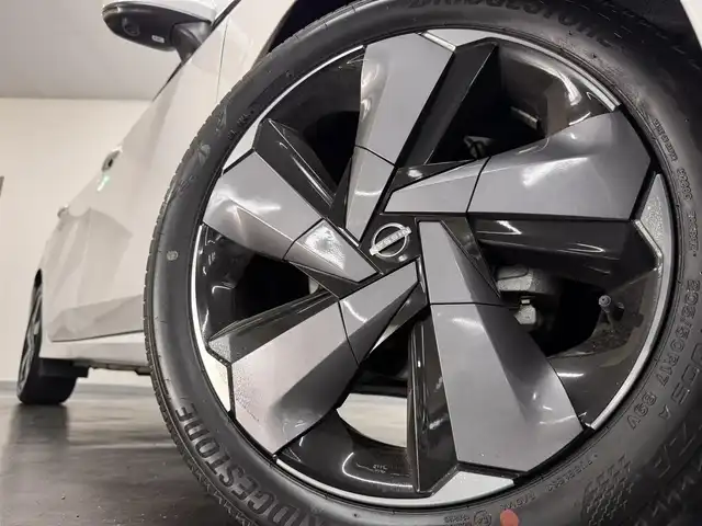 日産 オーラ G レザーエディション 三重県 2022(令4)年 6.1万km ピュアホワイトパール e-POWER/FF/フロアCVT/Nissan Connect対応 9インチナビ*/（AM/FM/TV/USB/iPod/Bluetooth/HDMI/CarPlay/AndroidAuto）/インテリジェント アラウンドビューモニター（移動物検知機能付）/BOSE パーソナルプラスサウンドシステム（8スピーカー）*/ETC2.0*/安全/・インテリジェント エマージェンシーブレーキ/・LDW（車線逸脱警報）、インテリジェント LI（車線逸脱防止支援）/・プロパイロット/・インテリジェント DA（ふらつき警報）/・速度標識表示、標識検知支援/・後側方車両検知警報システム（BSW）＋後側方衝突防止支援（BSI）＋後退時車両検知警報/・前後ソナー/・SOSコール/など/装備/・インテリジェント ルームミラー/・本革シート/・オートエアコン/・電動パーキングブレーキ＆ブレーキホールド/・ステアリングスイッチ/・オートライト/・アダプティブLEDヘッドライト/・プッシュスタート/・純正17inAW/・プッシュスタート/・スマートキーx2/など/*…メーカーOP