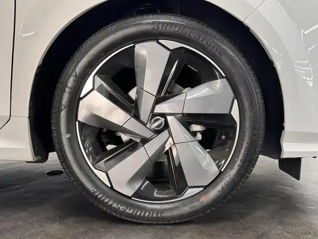 日産 オーラ G レザーエディション 三重県 2022(令4)年 6.1万km ピュアホワイトパール e-POWER/FF/フロアCVT/Nissan Connect対応 9インチナビ*/（AM/FM/TV/USB/iPod/Bluetooth/HDMI/CarPlay/AndroidAuto）/インテリジェント アラウンドビューモニター（移動物検知機能付）/BOSE パーソナルプラスサウンドシステム（8スピーカー）*/ETC2.0*/安全/・インテリジェント エマージェンシーブレーキ/・LDW（車線逸脱警報）、インテリジェント LI（車線逸脱防止支援）/・プロパイロット/・インテリジェント DA（ふらつき警報）/・速度標識表示、標識検知支援/・後側方車両検知警報システム（BSW）＋後側方衝突防止支援（BSI）＋後退時車両検知警報/・前後ソナー/・SOSコール/など/装備/・インテリジェント ルームミラー/・本革シート/・オートエアコン/・電動パーキングブレーキ＆ブレーキホールド/・ステアリングスイッチ/・オートライト/・アダプティブLEDヘッドライト/・プッシュスタート/・純正17inAW/・プッシュスタート/・スマートキーx2/など/*…メーカーOP