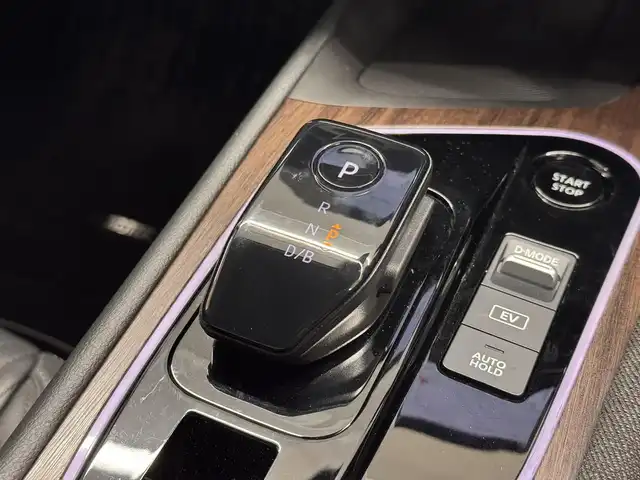 日産 オーラ G レザーエディション 三重県 2022(令4)年 6.1万km ピュアホワイトパール e-POWER/FF/フロアCVT/Nissan Connect対応 9インチナビ*/（AM/FM/TV/USB/iPod/Bluetooth/HDMI/CarPlay/AndroidAuto）/インテリジェント アラウンドビューモニター（移動物検知機能付）/BOSE パーソナルプラスサウンドシステム（8スピーカー）*/ETC2.0*/安全/・インテリジェント エマージェンシーブレーキ/・LDW（車線逸脱警報）、インテリジェント LI（車線逸脱防止支援）/・プロパイロット/・インテリジェント DA（ふらつき警報）/・速度標識表示、標識検知支援/・後側方車両検知警報システム（BSW）＋後側方衝突防止支援（BSI）＋後退時車両検知警報/・前後ソナー/・SOSコール/など/装備/・インテリジェント ルームミラー/・本革シート/・オートエアコン/・電動パーキングブレーキ＆ブレーキホールド/・ステアリングスイッチ/・オートライト/・アダプティブLEDヘッドライト/・プッシュスタート/・純正17inAW/・プッシュスタート/・スマートキーx2/など/*…メーカーOP