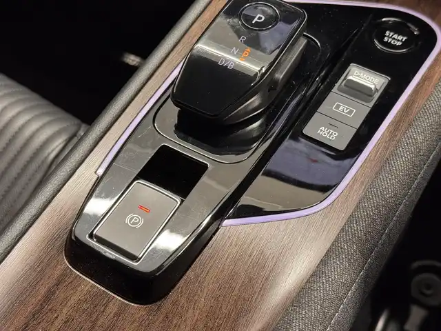 日産 オーラ G レザーエディション 三重県 2022(令4)年 6.1万km ピュアホワイトパール e-POWER/FF/フロアCVT/Nissan Connect対応 9インチナビ*/（AM/FM/TV/USB/iPod/Bluetooth/HDMI/CarPlay/AndroidAuto）/インテリジェント アラウンドビューモニター（移動物検知機能付）/BOSE パーソナルプラスサウンドシステム（8スピーカー）*/ETC2.0*/安全/・インテリジェント エマージェンシーブレーキ/・LDW（車線逸脱警報）、インテリジェント LI（車線逸脱防止支援）/・プロパイロット/・インテリジェント DA（ふらつき警報）/・速度標識表示、標識検知支援/・後側方車両検知警報システム（BSW）＋後側方衝突防止支援（BSI）＋後退時車両検知警報/・前後ソナー/・SOSコール/など/装備/・インテリジェント ルームミラー/・本革シート/・オートエアコン/・電動パーキングブレーキ＆ブレーキホールド/・ステアリングスイッチ/・オートライト/・アダプティブLEDヘッドライト/・プッシュスタート/・純正17inAW/・プッシュスタート/・スマートキーx2/など/*…メーカーOP