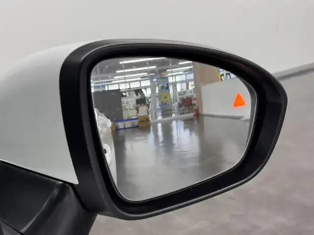 日産 オーラ G レザーエディション 三重県 2022(令4)年 6.1万km ピュアホワイトパール e-POWER/FF/フロアCVT/Nissan Connect対応 9インチナビ*/（AM/FM/TV/USB/iPod/Bluetooth/HDMI/CarPlay/AndroidAuto）/インテリジェント アラウンドビューモニター（移動物検知機能付）/BOSE パーソナルプラスサウンドシステム（8スピーカー）*/ETC2.0*/安全/・インテリジェント エマージェンシーブレーキ/・LDW（車線逸脱警報）、インテリジェント LI（車線逸脱防止支援）/・プロパイロット/・インテリジェント DA（ふらつき警報）/・速度標識表示、標識検知支援/・後側方車両検知警報システム（BSW）＋後側方衝突防止支援（BSI）＋後退時車両検知警報/・前後ソナー/・SOSコール/など/装備/・インテリジェント ルームミラー/・本革シート/・オートエアコン/・電動パーキングブレーキ＆ブレーキホールド/・ステアリングスイッチ/・オートライト/・アダプティブLEDヘッドライト/・プッシュスタート/・純正17inAW/・プッシュスタート/・スマートキーx2/など/*…メーカーOP