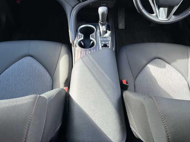 トヨタ カムリ 岐阜県 2018(平30)年 3万km プラチナホワイトパールマイカ 登録時走行距離　29422km/純正９インチナビ/フルセグTV/純正前方ドライブレコーダー/バックカメラ/Ｂｌｕｅｔｏｏｔｈ接続/ビルトインＥＴＣ２．０/オートマチックハイビーム/運転席パワーシート/純正フロアマット/トヨタセーフティセンス/レーダークルーズコントロール/レーンキープアシスト/純正アルミホイール/プッシュスタート/スマートキー/DVD再生機能/AAC/LEDヘッドライト/ドアバイザー/禁煙車