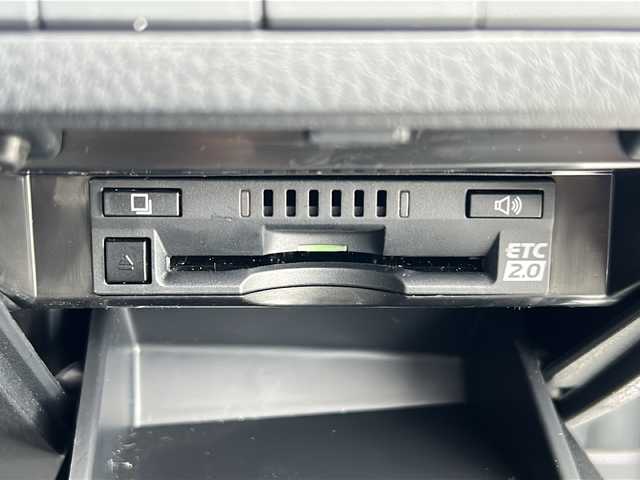 トヨタ カムリ 岐阜県 2018(平30)年 3万km プラチナホワイトパールマイカ 登録時走行距離　29422km/純正９インチナビ/フルセグTV/純正前方ドライブレコーダー/バックカメラ/Ｂｌｕｅｔｏｏｔｈ接続/ビルトインＥＴＣ２．０/オートマチックハイビーム/運転席パワーシート/純正フロアマット/トヨタセーフティセンス/レーダークルーズコントロール/レーンキープアシスト/純正アルミホイール/プッシュスタート/スマートキー/DVD再生機能/AAC/LEDヘッドライト/ドアバイザー/禁煙車