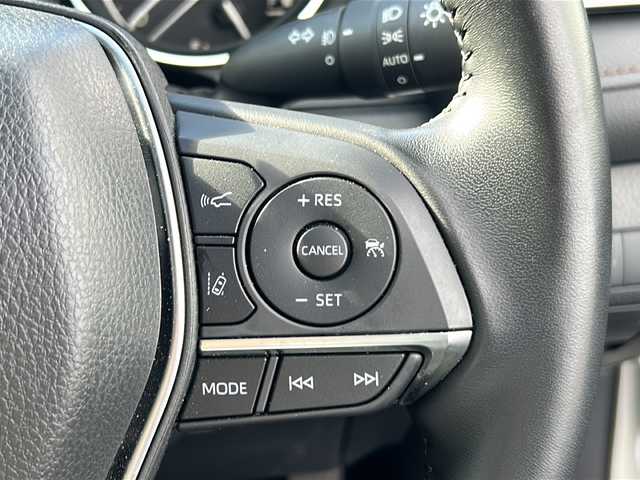 トヨタ カムリ 岐阜県 2018(平30)年 3万km プラチナホワイトパールマイカ 登録時走行距離　29422km/純正９インチナビ/フルセグTV/純正前方ドライブレコーダー/バックカメラ/Ｂｌｕｅｔｏｏｔｈ接続/ビルトインＥＴＣ２．０/オートマチックハイビーム/運転席パワーシート/純正フロアマット/トヨタセーフティセンス/レーダークルーズコントロール/レーンキープアシスト/純正アルミホイール/プッシュスタート/スマートキー/DVD再生機能/AAC/LEDヘッドライト/ドアバイザー/禁煙車