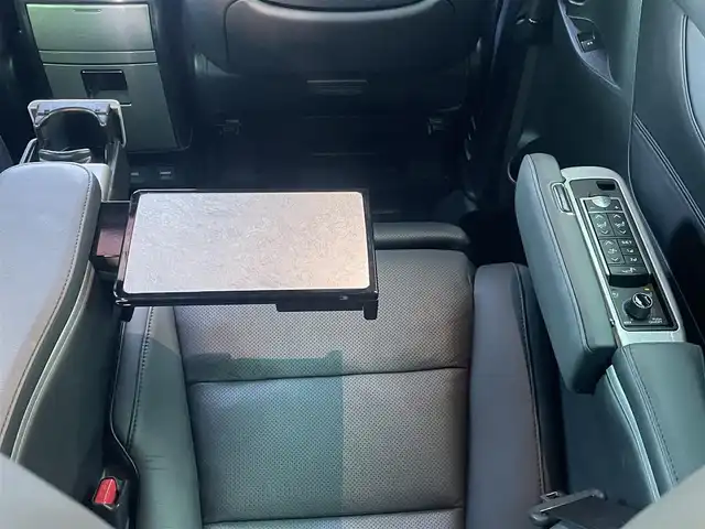 トヨタ アルファードハイブリット エグゼクティブ ラウンジ S 群馬県 2019(令1)年 1万km ホワイトパールクリスタルシャイン 法人ワンオーナー/４WD/純正メモリナビ、地デジ、Bluetooth、CD、DVD、MSV/JBLサウンドシステム/純正フリップダウンモニター/アラウンドビューモニター/デジタルインナーミラー/プリクラッシュセーフティ/レーダーブレーキサポート/ブラインドスポットモニター/ビルトインETC2.0/LEDヘッドライト/AFS/パワーバックドア/黒レザーシート/前席2列目オットマン、シートヒーター/　エアシート、パワーシート/ステアリングヒーター/ウインカーミラー/スマートキー×３/ドアバイザー/保証書、取説