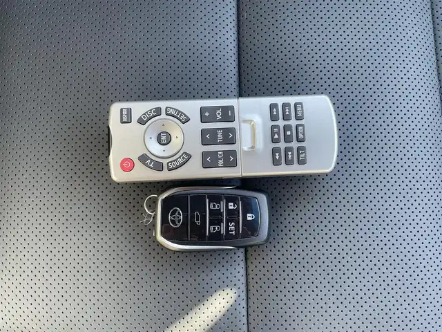 トヨタ アルファードハイブリット エグゼクティブ ラウンジ S 群馬県 2019(令1)年 1万km ホワイトパールクリスタルシャイン 法人ワンオーナー/４WD/純正メモリナビ、地デジ、Bluetooth、CD、DVD、MSV/JBLサウンドシステム/純正フリップダウンモニター/アラウンドビューモニター/デジタルインナーミラー/プリクラッシュセーフティ/レーダーブレーキサポート/ブラインドスポットモニター/ビルトインETC2.0/LEDヘッドライト/AFS/パワーバックドア/黒レザーシート/前席2列目オットマン、シートヒーター/　エアシート、パワーシート/ステアリングヒーター/ウインカーミラー/スマートキー×３/ドアバイザー/保証書、取説