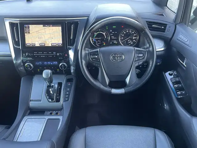 トヨタ アルファードハイブリット エグゼクティブ ラウンジ S 群馬県 2019(令1)年 1万km ホワイトパールクリスタルシャイン 法人ワンオーナー/４WD/純正メモリナビ、地デジ、Bluetooth、CD、DVD、MSV/JBLサウンドシステム/純正フリップダウンモニター/アラウンドビューモニター/デジタルインナーミラー/プリクラッシュセーフティ/レーダーブレーキサポート/ブラインドスポットモニター/ビルトインETC2.0/LEDヘッドライト/AFS/パワーバックドア/黒レザーシート/前席2列目オットマン、シートヒーター/　エアシート、パワーシート/ステアリングヒーター/ウインカーミラー/スマートキー×３/ドアバイザー/保証書、取説