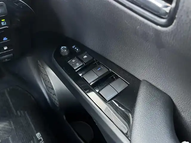 トヨタ プリウス SセーフティプラスⅡ 高知県 2021(令3)年 6.4万km プラチナホワイトパールマイカ 禁煙車/純正ナビ/　Bluetooth/フルセグ/　CD/DVD/AM/FM/トヨタセーフティセンス/ETC2.0/ドライブレコーダー/全方位カメラ/クルーズコントロール/プッシュスタート/スマートキー/スペアキー/コーナーセンサー/LEDヘッドライト/純正フロアマット/オートマチックハイビーム/盗難防止装置/保証書/記録簿/取扱説明書