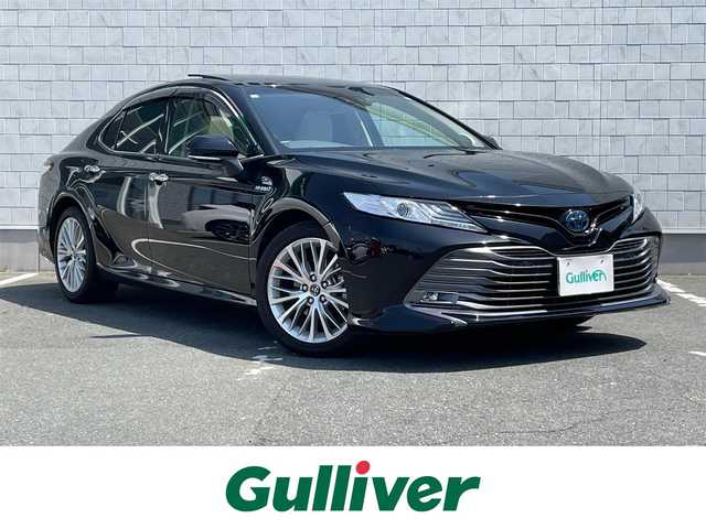 トヨタ カムリ G レザーパッケージ 愛知県 2019(令1)年 1.4万km アティチュードブラックマイカ ・純正メーカーナビ/・バックカメラ/・フルセグTV/・CD/DVD再生/・JBLサウンド/・ETC2.0/・Bluetooth/USB接続/・アダプティブクルーズコントロール/・MTモード付きAT/・パワーシート（D/N）/・シートヒーター（D/N）/・パノラマムーンルーフ/・純正フロアマット/・純正１８インチアルミホイール/・LEDヘッドライト/・オートマチックハイビーム/・コーナーセンサー/・横滑り防止装置/・プリクラッシュセーフティ/・レーンディパーチャーアラート（ステアリング制御機能付き）/・ブラインドスポットモニター/・電動パーキングブレーキ/・ブレーキホールド/・ドライブレコーダー（前）/・AC100V/・ステアリングアシステッドビークルスタビリティコントロール/・セカンダリーコリジョンブレーキ/・オートグライドコントロール