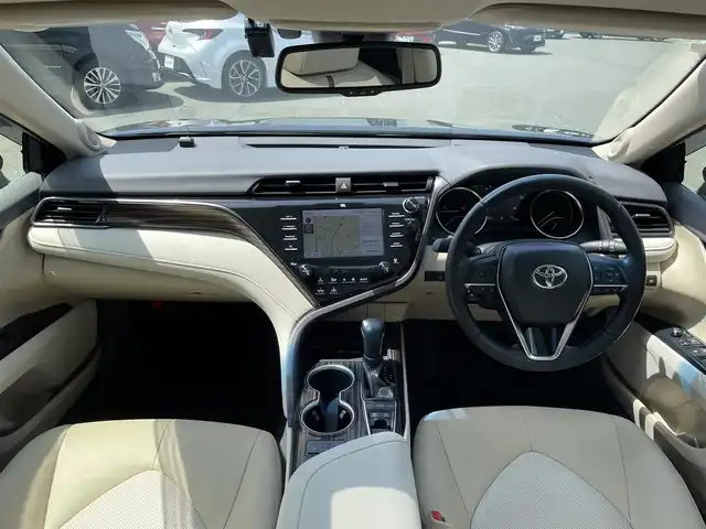 トヨタ カムリ G レザーパッケージ 愛知県 2019(令1)年 1.4万km アティチュードブラックマイカ ・純正メーカーナビ/・バックカメラ/・フルセグTV/・CD/DVD再生/・JBLサウンド/・ETC2.0/・Bluetooth/USB接続/・アダプティブクルーズコントロール/・MTモード付きAT/・パワーシート（D/N）/・シートヒーター（D/N）/・パノラマムーンルーフ/・純正フロアマット/・純正１８インチアルミホイール/・LEDヘッドライト/・オートマチックハイビーム/・コーナーセンサー/・横滑り防止装置/・プリクラッシュセーフティ/・レーンディパーチャーアラート（ステアリング制御機能付き）/・ブラインドスポットモニター/・電動パーキングブレーキ/・ブレーキホールド/・ドライブレコーダー（前）/・AC100V/・ステアリングアシステッドビークルスタビリティコントロール/・セカンダリーコリジョンブレーキ/・オートグライドコントロール