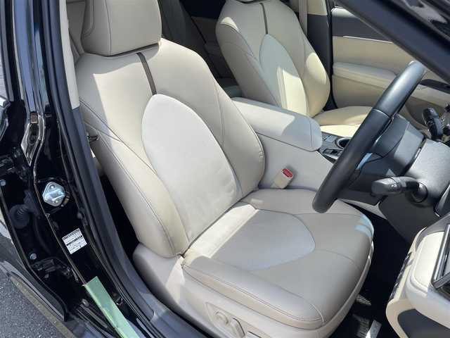 トヨタ カムリ G レザーパッケージ 愛知県 2019(令1)年 1.4万km アティチュードブラックマイカ ・純正メーカーナビ/・バックカメラ/・フルセグTV/・CD/DVD再生/・JBLサウンド/・ETC2.0/・Bluetooth/USB接続/・アダプティブクルーズコントロール/・MTモード付きAT/・パワーシート（D/N）/・シートヒーター（D/N）/・パノラマムーンルーフ/・純正フロアマット/・純正１８インチアルミホイール/・LEDヘッドライト/・オートマチックハイビーム/・コーナーセンサー/・横滑り防止装置/・プリクラッシュセーフティ/・レーンディパーチャーアラート（ステアリング制御機能付き）/・ブラインドスポットモニター/・電動パーキングブレーキ/・ブレーキホールド/・ドライブレコーダー（前）/・AC100V/・ステアリングアシステッドビークルスタビリティコントロール/・セカンダリーコリジョンブレーキ/・オートグライドコントロール