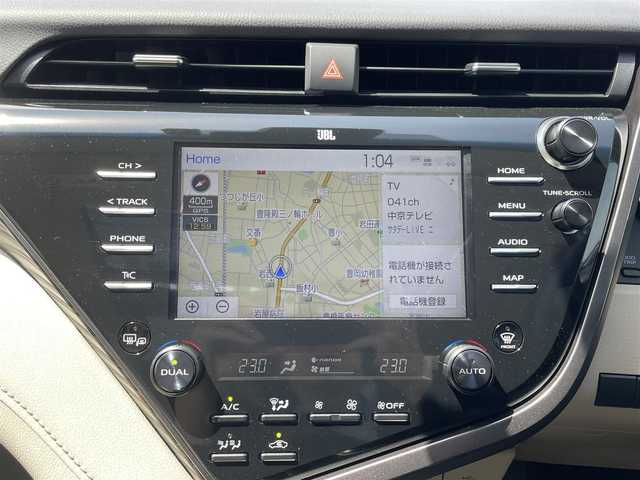 トヨタ カムリ G レザーパッケージ 愛知県 2019(令1)年 1.4万km アティチュードブラックマイカ ・純正メーカーナビ/・バックカメラ/・フルセグTV/・CD/DVD再生/・JBLサウンド/・ETC2.0/・Bluetooth/USB接続/・アダプティブクルーズコントロール/・MTモード付きAT/・パワーシート（D/N）/・シートヒーター（D/N）/・パノラマムーンルーフ/・純正フロアマット/・純正１８インチアルミホイール/・LEDヘッドライト/・オートマチックハイビーム/・コーナーセンサー/・横滑り防止装置/・プリクラッシュセーフティ/・レーンディパーチャーアラート（ステアリング制御機能付き）/・ブラインドスポットモニター/・電動パーキングブレーキ/・ブレーキホールド/・ドライブレコーダー（前）/・AC100V/・ステアリングアシステッドビークルスタビリティコントロール/・セカンダリーコリジョンブレーキ/・オートグライドコントロール