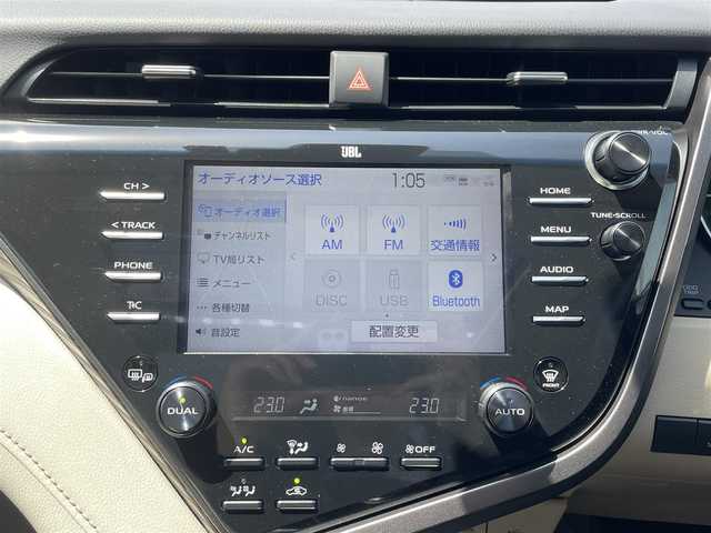 トヨタ カムリ G レザーパッケージ 愛知県 2019(令1)年 1.4万km アティチュードブラックマイカ ・純正メーカーナビ/・バックカメラ/・フルセグTV/・CD/DVD再生/・JBLサウンド/・ETC2.0/・Bluetooth/USB接続/・アダプティブクルーズコントロール/・MTモード付きAT/・パワーシート（D/N）/・シートヒーター（D/N）/・パノラマムーンルーフ/・純正フロアマット/・純正１８インチアルミホイール/・LEDヘッドライト/・オートマチックハイビーム/・コーナーセンサー/・横滑り防止装置/・プリクラッシュセーフティ/・レーンディパーチャーアラート（ステアリング制御機能付き）/・ブラインドスポットモニター/・電動パーキングブレーキ/・ブレーキホールド/・ドライブレコーダー（前）/・AC100V/・ステアリングアシステッドビークルスタビリティコントロール/・セカンダリーコリジョンブレーキ/・オートグライドコントロール