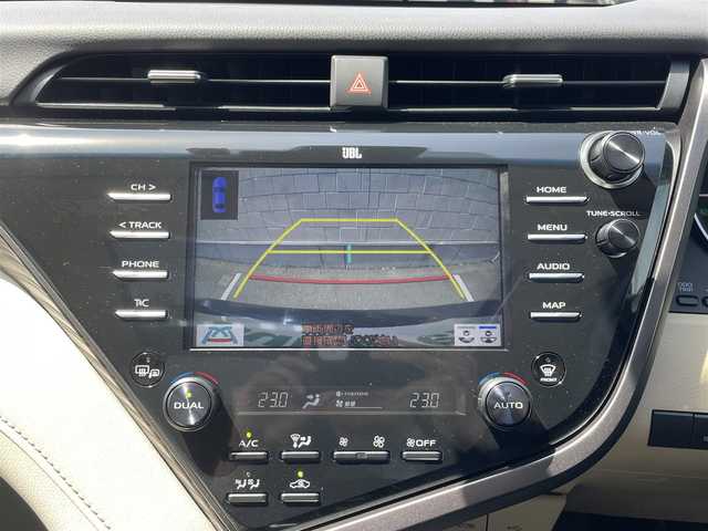 トヨタ カムリ G レザーパッケージ 愛知県 2019(令1)年 1.4万km アティチュードブラックマイカ ・純正メーカーナビ/・バックカメラ/・フルセグTV/・CD/DVD再生/・JBLサウンド/・ETC2.0/・Bluetooth/USB接続/・アダプティブクルーズコントロール/・MTモード付きAT/・パワーシート（D/N）/・シートヒーター（D/N）/・パノラマムーンルーフ/・純正フロアマット/・純正１８インチアルミホイール/・LEDヘッドライト/・オートマチックハイビーム/・コーナーセンサー/・横滑り防止装置/・プリクラッシュセーフティ/・レーンディパーチャーアラート（ステアリング制御機能付き）/・ブラインドスポットモニター/・電動パーキングブレーキ/・ブレーキホールド/・ドライブレコーダー（前）/・AC100V/・ステアリングアシステッドビークルスタビリティコントロール/・セカンダリーコリジョンブレーキ/・オートグライドコントロール