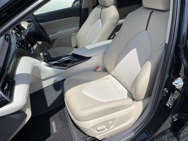 トヨタ カムリ G レザーパッケージ 愛知県 2019(令1)年 1.4万km アティチュードブラックマイカ ・純正メーカーナビ/・バックカメラ/・フルセグTV/・CD/DVD再生/・JBLサウンド/・ETC2.0/・Bluetooth/USB接続/・アダプティブクルーズコントロール/・MTモード付きAT/・パワーシート（D/N）/・シートヒーター（D/N）/・パノラマムーンルーフ/・純正フロアマット/・純正１８インチアルミホイール/・LEDヘッドライト/・オートマチックハイビーム/・コーナーセンサー/・横滑り防止装置/・プリクラッシュセーフティ/・レーンディパーチャーアラート（ステアリング制御機能付き）/・ブラインドスポットモニター/・電動パーキングブレーキ/・ブレーキホールド/・ドライブレコーダー（前）/・AC100V/・ステアリングアシステッドビークルスタビリティコントロール/・セカンダリーコリジョンブレーキ/・オートグライドコントロール