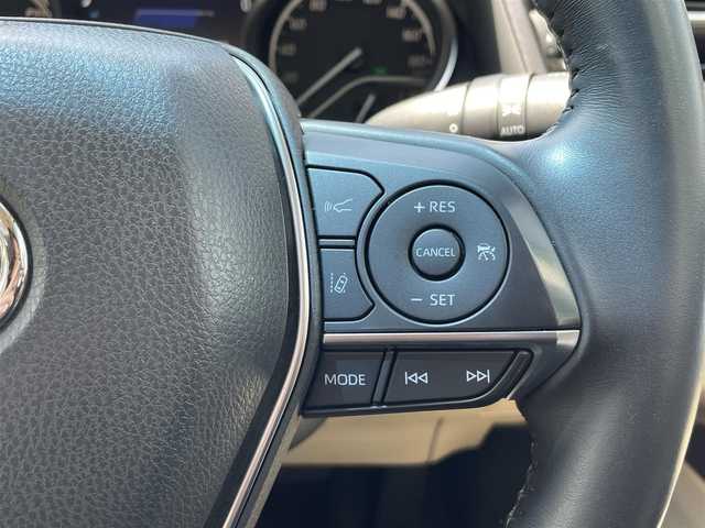 トヨタ カムリ G レザーパッケージ 愛知県 2019(令1)年 1.4万km アティチュードブラックマイカ ・純正メーカーナビ/・バックカメラ/・フルセグTV/・CD/DVD再生/・JBLサウンド/・ETC2.0/・Bluetooth/USB接続/・アダプティブクルーズコントロール/・MTモード付きAT/・パワーシート（D/N）/・シートヒーター（D/N）/・パノラマムーンルーフ/・純正フロアマット/・純正１８インチアルミホイール/・LEDヘッドライト/・オートマチックハイビーム/・コーナーセンサー/・横滑り防止装置/・プリクラッシュセーフティ/・レーンディパーチャーアラート（ステアリング制御機能付き）/・ブラインドスポットモニター/・電動パーキングブレーキ/・ブレーキホールド/・ドライブレコーダー（前）/・AC100V/・ステアリングアシステッドビークルスタビリティコントロール/・セカンダリーコリジョンブレーキ/・オートグライドコントロール