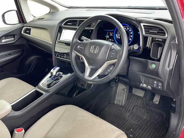 ホンダ シャトル ハイブリッド X 道央・札幌 2015(平27)年 7万km ミラノレッド ・４WD/・シティブレーキアクティブシステム/・クルーズコントロール/・横滑り防止装置/・パドルシフト/・車両接近通報装置/・チップアップリヤシート/・熱線入りフロントウインドウ/・純正ナビ/（CD/DVD/フルセグ/Bluetooth）/・ステアリングスイッチ/・バックカメラ/・ETC/・純正ドライブレコーダー/・オートエアコン/・オートライト/・LEDヘッドライト/・フォグランプ/・社外15インチアルミホイール