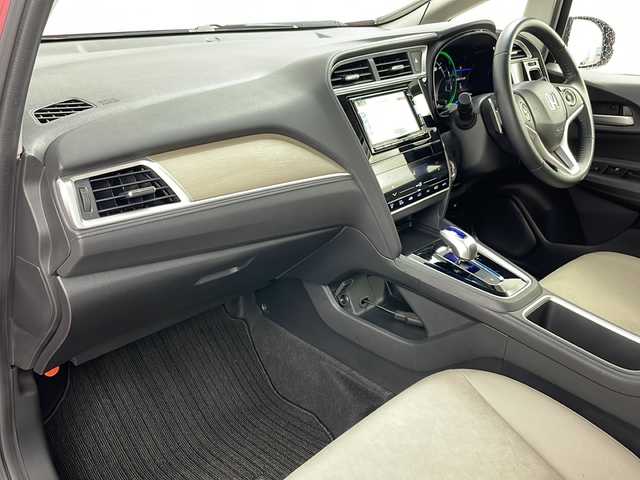 ホンダ シャトル ハイブリッド X 道央・札幌 2015(平27)年 7万km ミラノレッド ・４WD/・シティブレーキアクティブシステム/・クルーズコントロール/・横滑り防止装置/・パドルシフト/・車両接近通報装置/・チップアップリヤシート/・熱線入りフロントウインドウ/・純正ナビ/（CD/DVD/フルセグ/Bluetooth）/・ステアリングスイッチ/・バックカメラ/・ETC/・純正ドライブレコーダー/・オートエアコン/・オートライト/・LEDヘッドライト/・フォグランプ/・社外15インチアルミホイール