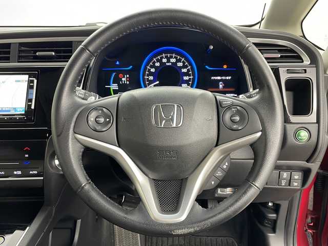 ホンダ シャトル ハイブリッド X 道央・札幌 2015(平27)年 7万km ミラノレッド ・４WD/・シティブレーキアクティブシステム/・クルーズコントロール/・横滑り防止装置/・パドルシフト/・車両接近通報装置/・チップアップリヤシート/・熱線入りフロントウインドウ/・純正ナビ/（CD/DVD/フルセグ/Bluetooth）/・ステアリングスイッチ/・バックカメラ/・ETC/・純正ドライブレコーダー/・オートエアコン/・オートライト/・LEDヘッドライト/・フォグランプ/・社外15インチアルミホイール