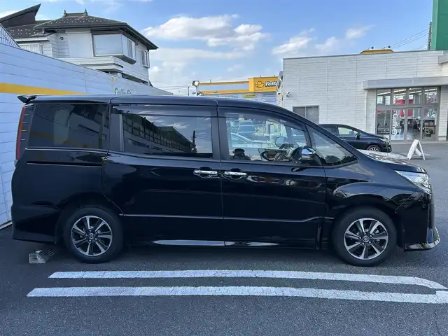 トヨタ ノア Si ダブルバイビーⅢ 埼玉県 2021(令3)年 2.9万km ブラック ワンオーナー/バックカメラ/アイドリングストップ/衝突被害軽減ブレーキ/レーンアシスト/横滑り防止装置/純正ディーラーナビ/クルーズコントロール/クリアランスソナー/フロアマット/オートライト/オートハイビーム/パーキングアシスト/ドライブレコーダー/ETC/USB接続端子/両側イージークローザードア/プッシュスタート/フルセグテレビ/Bluetooth接続/DVD再生/WAC/ABS/PW/PS/純正アルミホイール/ドアバイザー