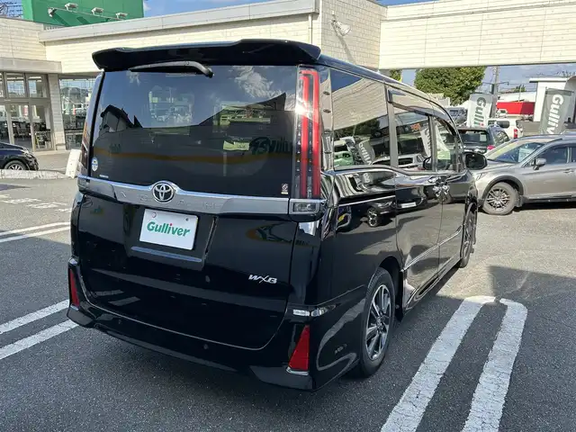 トヨタ ノア Si ダブルバイビーⅢ 埼玉県 2021(令3)年 2.9万km ブラック ワンオーナー/バックカメラ/アイドリングストップ/衝突被害軽減ブレーキ/レーンアシスト/横滑り防止装置/純正ディーラーナビ/クルーズコントロール/クリアランスソナー/フロアマット/オートライト/オートハイビーム/パーキングアシスト/ドライブレコーダー/ETC/USB接続端子/両側イージークローザードア/プッシュスタート/フルセグテレビ/Bluetooth接続/DVD再生/WAC/ABS/PW/PS/純正アルミホイール/ドアバイザー