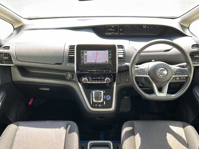 日産 セレナ e－パワー ハイウェイスター V 茨城県 2019(令1)年 5.5万km ブリリアントシルバー 純正メモリナビ【MJ118D-W】/(地デジTV・CD・BT・ラジオ再生)/両側パワースライドドア/クルーズコントロール/衝突軽減ブレーキ/バックカメラ/ドライブレコーダー/ETC/オートライト/LEDヘッドライト/純正15inアルミホイール/純正フロアマット/スマートキー