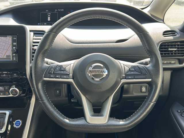 日産 セレナ e－パワー ハイウェイスター V 茨城県 2019(令1)年 5.5万km ブリリアントシルバー 純正メモリナビ【MJ118D-W】/(地デジTV・CD・BT・ラジオ再生)/両側パワースライドドア/クルーズコントロール/衝突軽減ブレーキ/バックカメラ/ドライブレコーダー/ETC/オートライト/LEDヘッドライト/純正15inアルミホイール/純正フロアマット/スマートキー