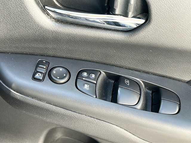 日産 セレナ e－パワー ハイウェイスター V 茨城県 2019(令1)年 5.5万km ブリリアントシルバー 純正メモリナビ【MJ118D-W】/(地デジTV・CD・BT・ラジオ再生)/両側パワースライドドア/クルーズコントロール/衝突軽減ブレーキ/バックカメラ/ドライブレコーダー/ETC/オートライト/LEDヘッドライト/純正15inアルミホイール/純正フロアマット/スマートキー