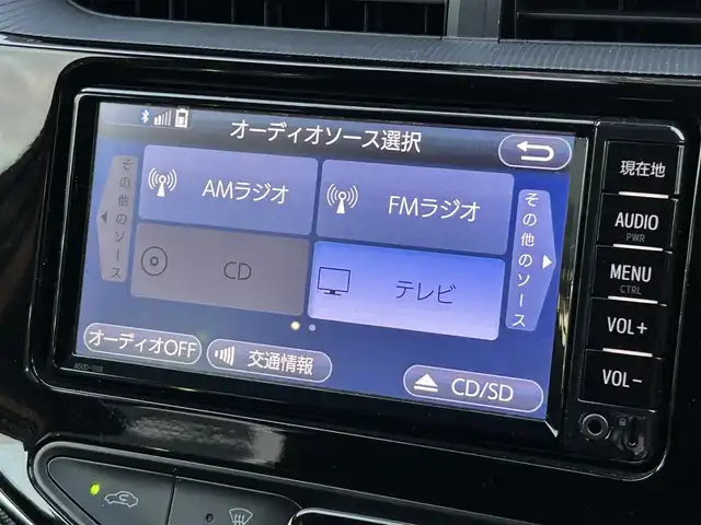 トヨタ アクア S 大阪府 2017(平29)年 2.6万km シルバーM ワンオーナー/純正7インチナビ/・AM/FM/BT/ワンセグ/ドライブレコーダー(TZ-D102)/バックカメラ/ABS/レーンキープアシスト/衝突被害軽減システム/ETC/プッシュスタート/オートライト/オートハイビーム/保証書/取扱説明書/記録簿 R7 R6 R5