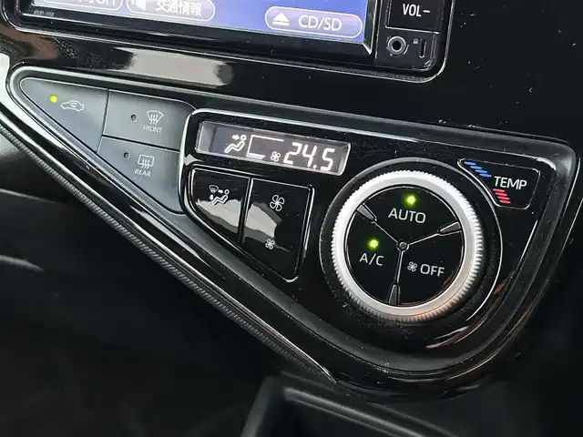 トヨタ アクア S 大阪府 2017(平29)年 2.6万km シルバーM ワンオーナー/純正7インチナビ/・AM/FM/BT/ワンセグ/ドライブレコーダー(TZ-D102)/バックカメラ/ABS/レーンキープアシスト/衝突被害軽減システム/ETC/プッシュスタート/オートライト/オートハイビーム/保証書/取扱説明書/記録簿 R7 R6 R5