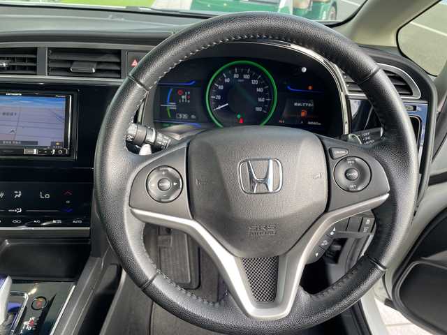 ホンダ シャトル ハイブリッド X 愛知県 2016(平28)年 6.6万km ホワイトオーキッドパール シティーブレーキアクティブシステム/SDナビ/クルーズコントロール/バックカメラ/フルセグ/CD DVD/Bluetooth/ETC/パドルシフト/ハーフレザー/LEDヘッドライト/ステアリングスイッチ/スマートキー/プッシュスタート