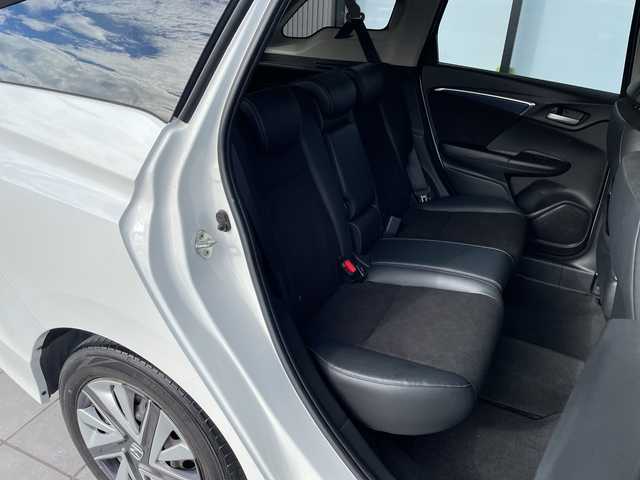 ホンダ シャトル ハイブリッド X 愛知県 2016(平28)年 6.6万km ホワイトオーキッドパール シティーブレーキアクティブシステム/SDナビ/クルーズコントロール/バックカメラ/フルセグ/CD DVD/Bluetooth/ETC/パドルシフト/ハーフレザー/LEDヘッドライト/ステアリングスイッチ/スマートキー/プッシュスタート