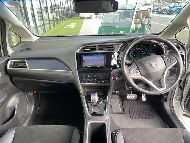 ホンダ シャトル ハイブリッド X 愛知県 2016(平28)年 6.6万km ホワイトオーキッドパール シティーブレーキアクティブシステム/SDナビ/クルーズコントロール/バックカメラ/フルセグ/CD DVD/Bluetooth/ETC/パドルシフト/ハーフレザー/LEDヘッドライト/ステアリングスイッチ/スマートキー/プッシュスタート