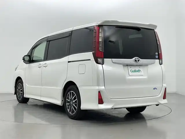 トヨタ ノア Si 熊本県 2016(平28)年 6万km ホワイトパールクリスタルシャイン 禁煙車　/純正ナビ（ＣＤ・ＤＶＤ・フルセグ・ＢＴ・ＳＤ）/バックカメラ　/社外前後ドライブレコーダー（ZDR025）　/社外フリップダウンモニター/ビルトインＥＴＣ　/両側パワースライドドア　/アイドリングストップ　/衝突軽減ブレーキ　/レーンキープアシスト/横滑り防止/純正フロアマット/純正16インチAW/オートライト/オートマチックハイビーム/LEDヘッドライト/フォグライト/スマートキー/プッシュスタート/スペアキー1本