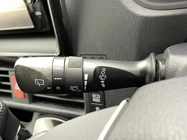 トヨタ ノア Si 熊本県 2016(平28)年 6万km ホワイトパールクリスタルシャイン 禁煙車　/純正ナビ（ＣＤ・ＤＶＤ・フルセグ・ＢＴ・ＳＤ）/バックカメラ　/社外前後ドライブレコーダー（ZDR025）　/社外フリップダウンモニター/ビルトインＥＴＣ　/両側パワースライドドア　/アイドリングストップ　/衝突軽減ブレーキ　/レーンキープアシスト/横滑り防止/純正フロアマット/純正16インチAW/オートライト/オートマチックハイビーム/LEDヘッドライト/フォグライト/スマートキー/プッシュスタート/スペアキー1本