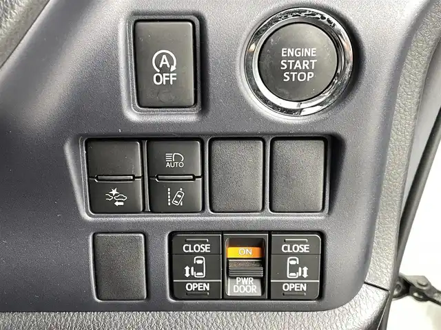 トヨタ ノア Si 熊本県 2016(平28)年 6万km ホワイトパールクリスタルシャイン 禁煙車　/純正ナビ（ＣＤ・ＤＶＤ・フルセグ・ＢＴ・ＳＤ）/バックカメラ　/社外前後ドライブレコーダー（ZDR025）　/社外フリップダウンモニター/ビルトインＥＴＣ　/両側パワースライドドア　/アイドリングストップ　/衝突軽減ブレーキ　/レーンキープアシスト/横滑り防止/純正フロアマット/純正16インチAW/オートライト/オートマチックハイビーム/LEDヘッドライト/フォグライト/スマートキー/プッシュスタート/スペアキー1本