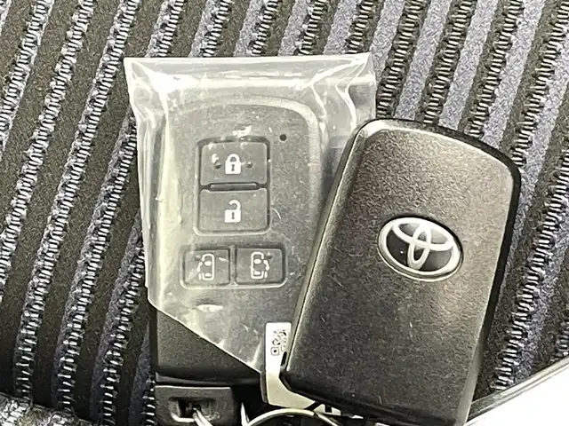 トヨタ ノア Si 熊本県 2016(平28)年 6万km ホワイトパールクリスタルシャイン 禁煙車　/純正ナビ（ＣＤ・ＤＶＤ・フルセグ・ＢＴ・ＳＤ）/バックカメラ　/社外前後ドライブレコーダー（ZDR025）　/社外フリップダウンモニター/ビルトインＥＴＣ　/両側パワースライドドア　/アイドリングストップ　/衝突軽減ブレーキ　/レーンキープアシスト/横滑り防止/純正フロアマット/純正16インチAW/オートライト/オートマチックハイビーム/LEDヘッドライト/フォグライト/スマートキー/プッシュスタート/スペアキー1本