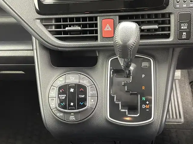 トヨタ ノア Si 熊本県 2016(平28)年 6万km ホワイトパールクリスタルシャイン 禁煙車　/純正ナビ（ＣＤ・ＤＶＤ・フルセグ・ＢＴ・ＳＤ）/バックカメラ　/社外前後ドライブレコーダー（ZDR025）　/社外フリップダウンモニター/ビルトインＥＴＣ　/両側パワースライドドア　/アイドリングストップ　/衝突軽減ブレーキ　/レーンキープアシスト/横滑り防止/純正フロアマット/純正16インチAW/オートライト/オートマチックハイビーム/LEDヘッドライト/フォグライト/スマートキー/プッシュスタート/スペアキー1本