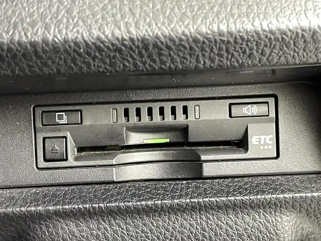 トヨタ ノア Si 熊本県 2016(平28)年 6万km ホワイトパールクリスタルシャイン 禁煙車　/純正ナビ（ＣＤ・ＤＶＤ・フルセグ・ＢＴ・ＳＤ）/バックカメラ　/社外前後ドライブレコーダー（ZDR025）　/社外フリップダウンモニター/ビルトインＥＴＣ　/両側パワースライドドア　/アイドリングストップ　/衝突軽減ブレーキ　/レーンキープアシスト/横滑り防止/純正フロアマット/純正16インチAW/オートライト/オートマチックハイビーム/LEDヘッドライト/フォグライト/スマートキー/プッシュスタート/スペアキー1本