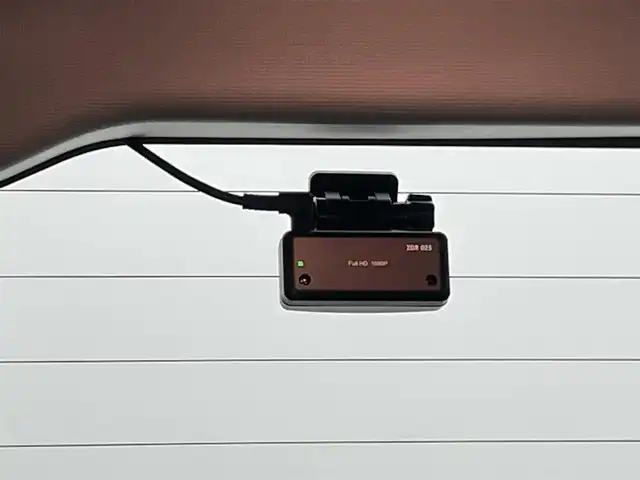 トヨタ ノア Si 熊本県 2016(平28)年 6万km ホワイトパールクリスタルシャイン 禁煙車　/純正ナビ（ＣＤ・ＤＶＤ・フルセグ・ＢＴ・ＳＤ）/バックカメラ　/社外前後ドライブレコーダー（ZDR025）　/社外フリップダウンモニター/ビルトインＥＴＣ　/両側パワースライドドア　/アイドリングストップ　/衝突軽減ブレーキ　/レーンキープアシスト/横滑り防止/純正フロアマット/純正16インチAW/オートライト/オートマチックハイビーム/LEDヘッドライト/フォグライト/スマートキー/プッシュスタート/スペアキー1本