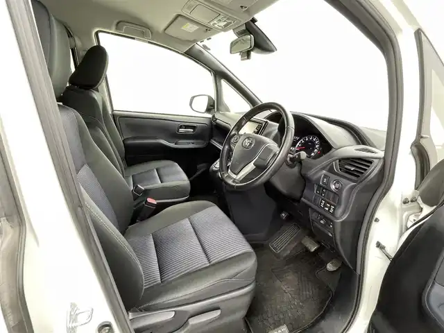 トヨタ ノア Si 熊本県 2016(平28)年 6万km ホワイトパールクリスタルシャイン 禁煙車　/純正ナビ（ＣＤ・ＤＶＤ・フルセグ・ＢＴ・ＳＤ）/バックカメラ　/社外前後ドライブレコーダー（ZDR025）　/社外フリップダウンモニター/ビルトインＥＴＣ　/両側パワースライドドア　/アイドリングストップ　/衝突軽減ブレーキ　/レーンキープアシスト/横滑り防止/純正フロアマット/純正16インチAW/オートライト/オートマチックハイビーム/LEDヘッドライト/フォグライト/スマートキー/プッシュスタート/スペアキー1本