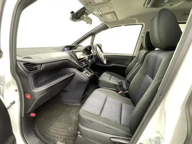 トヨタ ノア Si 熊本県 2016(平28)年 6万km ホワイトパールクリスタルシャイン 禁煙車　/純正ナビ（ＣＤ・ＤＶＤ・フルセグ・ＢＴ・ＳＤ）/バックカメラ　/社外前後ドライブレコーダー（ZDR025）　/社外フリップダウンモニター/ビルトインＥＴＣ　/両側パワースライドドア　/アイドリングストップ　/衝突軽減ブレーキ　/レーンキープアシスト/横滑り防止/純正フロアマット/純正16インチAW/オートライト/オートマチックハイビーム/LEDヘッドライト/フォグライト/スマートキー/プッシュスタート/スペアキー1本