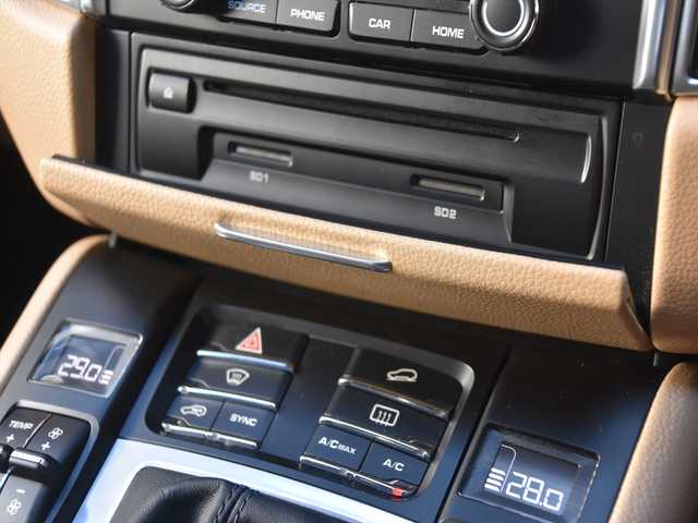 ポルシェ マカン GTS 和歌山県 2016(平28)年 4.6万km 白 ベージュ革 /純OP20AW /スポエグ /エントリー＆ドライブ/PASM /純ナビ /360度カメラ /LKA /オートテールゲート /BOSEサウンド /前後ドラレコ /パドルシフト /アイドリングストップ /パワーシート /シートヒーター /ETC