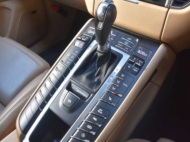 ポルシェ マカン GTS 和歌山県 2016(平28)年 4.6万km 白 ベージュ革 /純OP20AW /スポエグ /エントリー＆ドライブ/PASM /純ナビ /360度カメラ /LKA /オートテールゲート /BOSEサウンド /前後ドラレコ /パドルシフト /アイドリングストップ /パワーシート /シートヒーター /ETC