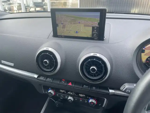 アウディ Ａ３ SB 1．4 TFSI スポーツ 福岡県 2017(平29)年 2.5万km ミトスブラックメタリック 純正ナビ /バーチャルコックピット /フルセグ/Apple CarPlay/コンビニエンスパッケージ /アシスタンスパッケージ /ACC /サイドアシスト/アクティブレーンアシスト/Audiプレセンス /シーケンシャルウインカー /黒革 /シートヒーター/パワーシート/純正AW有り/ETC